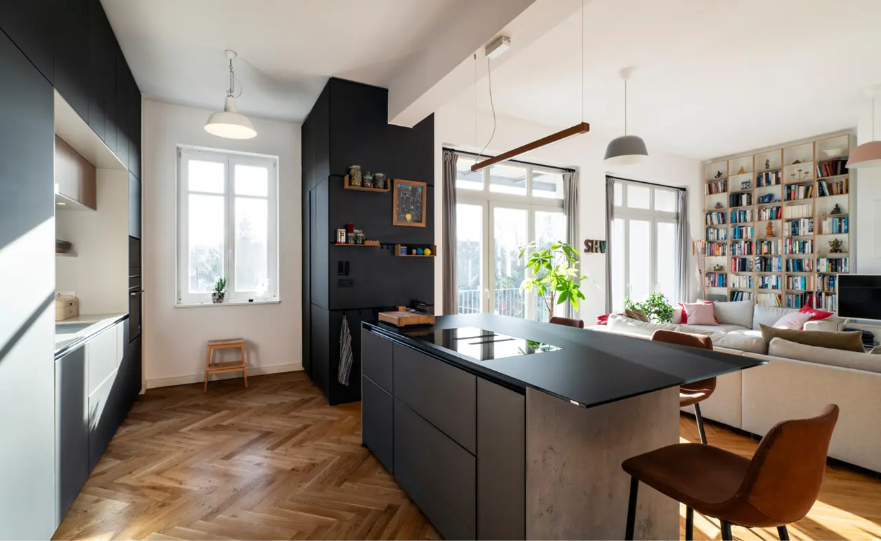 Wohnraum mit Inselküche und Wohnbereich